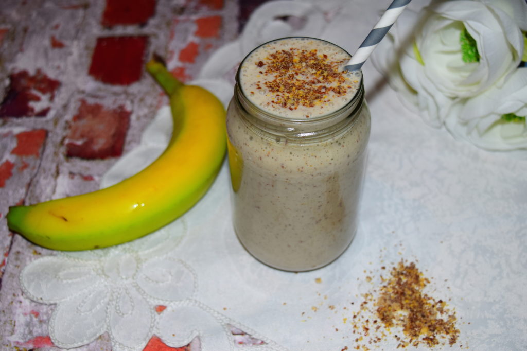 Kick start your day with this delicious banana, almond butter and flax smoothie from MyNutriCounter. 