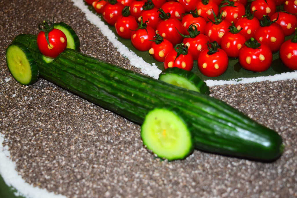 Healthy and delicious race car food art from MyNutriCounter to inspire kids to eat healthy. 